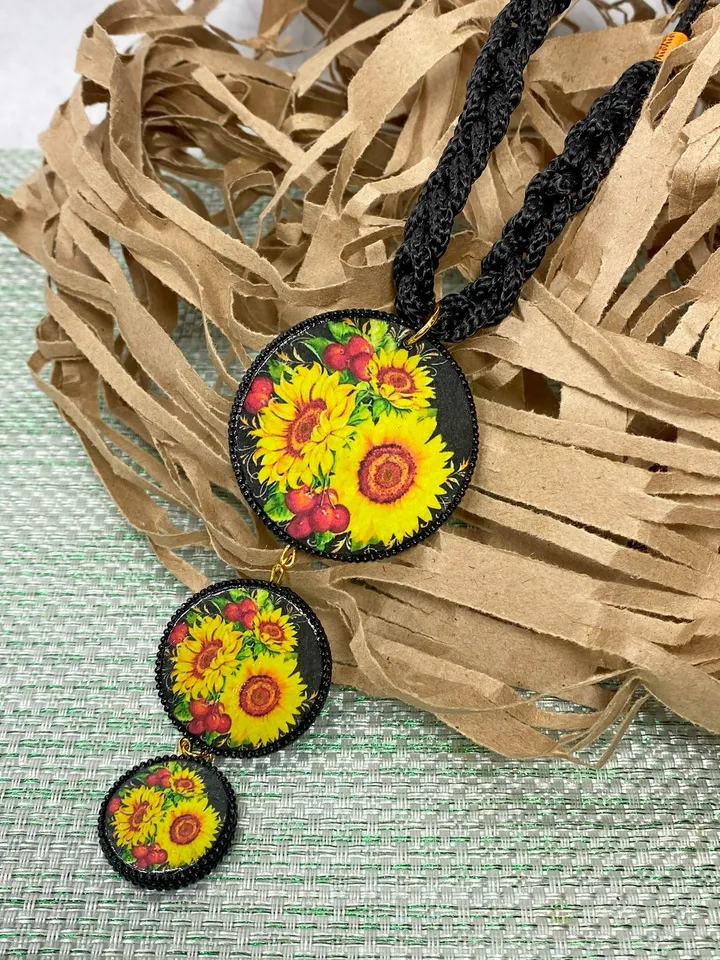 Handmade jewelry set. Bright sunflowers. Author's jewelry.Set of handmade jewelry. Author's design. Bright summer set consisting of earrings and pendant.
