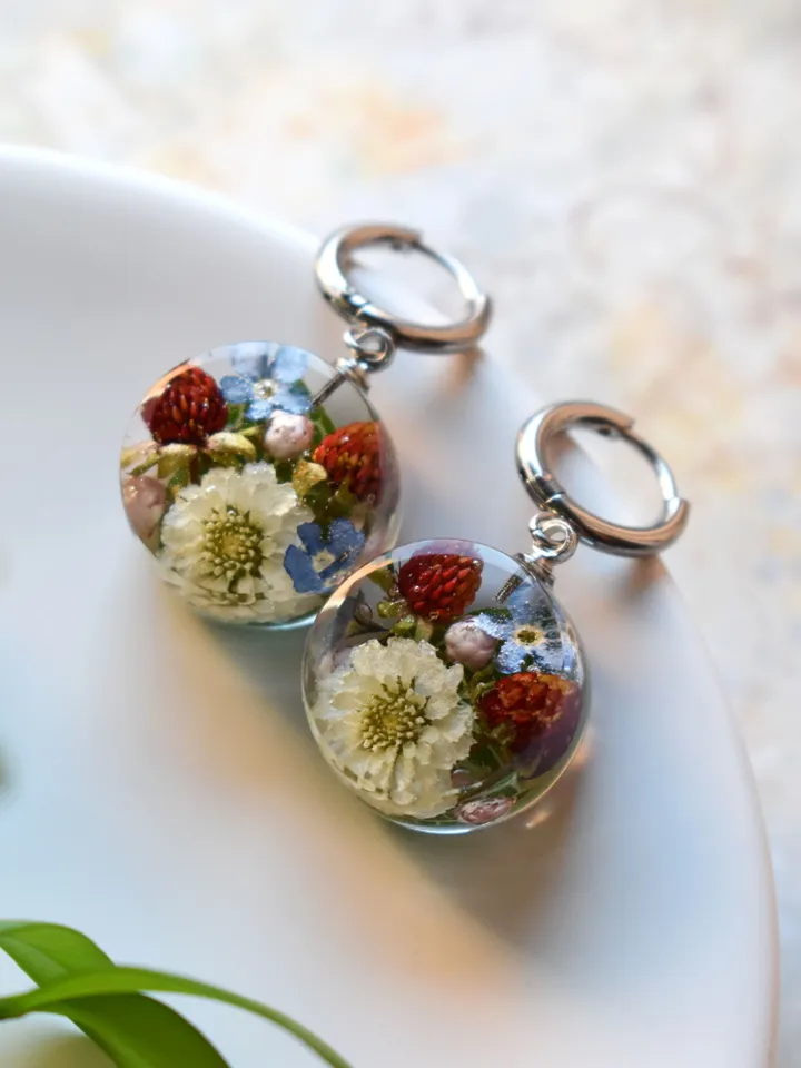 Earrings with strawberry in resin. Real pressed flower earrings. Earrings with strawberry.