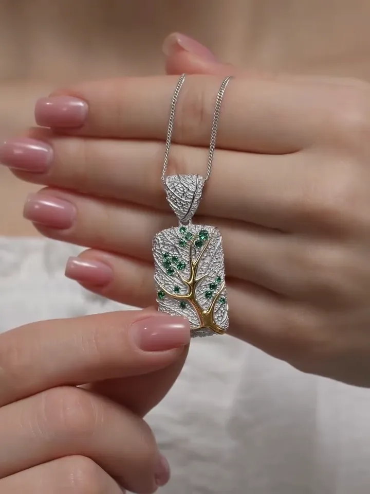 Women's neck pendant 925 sterling silver with scattering of nano-emeralds