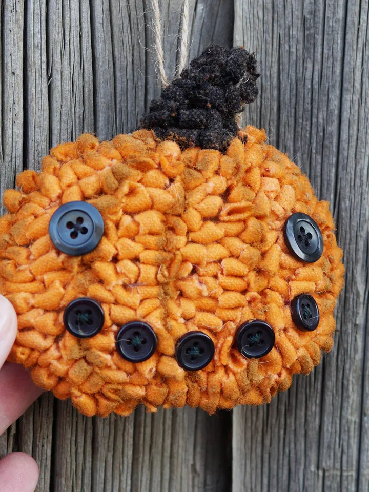 Primitive pumpkin ornament, rug hooking, halloween ornament, jack-o'-lantern ornament, ships from the US