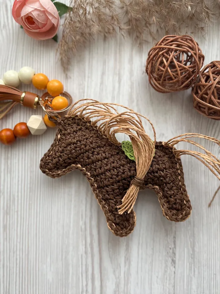 Beaded horse Keychain with Metal Chain – Stylish Bag or Key Accessory, crochet pony