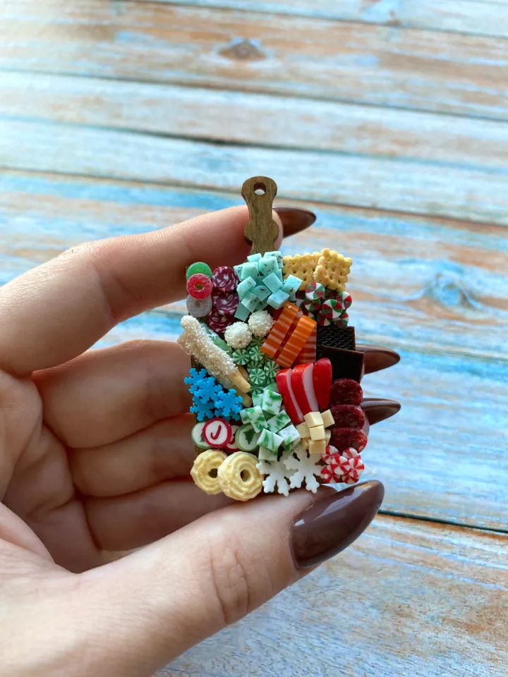 Magnet Miniature Christmas Charcuterie board with Polymer Clay Souvenir