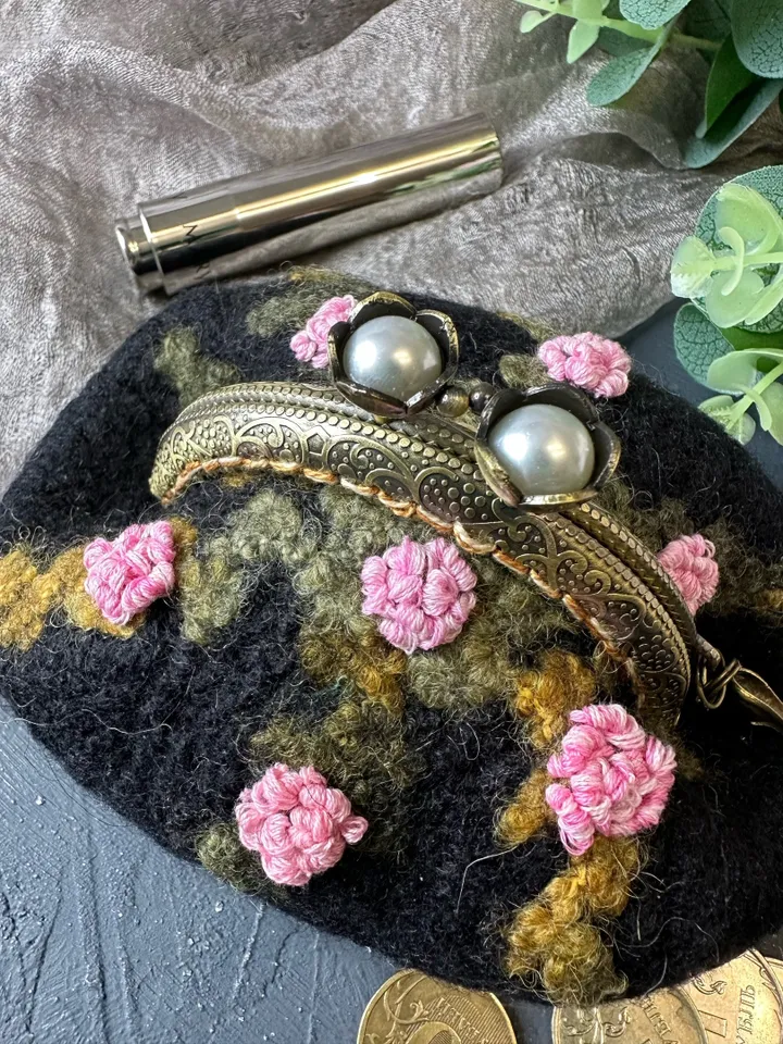 Coin purse with embroidery.