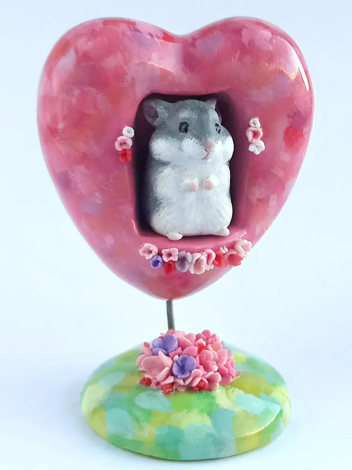 Memorial Hamster figure in the pink heart