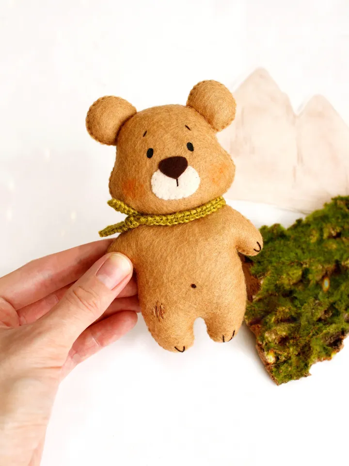 Felt woodland bear hand sewing PDF tutorial with patterns. DIY forest animal pattern. Soft bear toy template