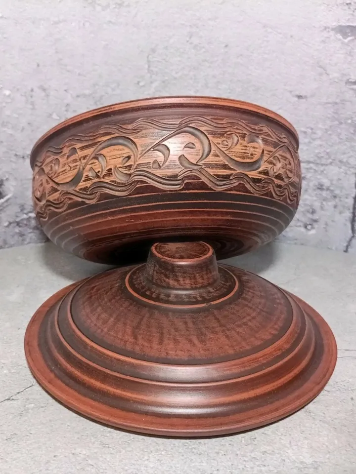 Pottery casserole 84.53 fl.oz Handmade from red clay, carved pattern