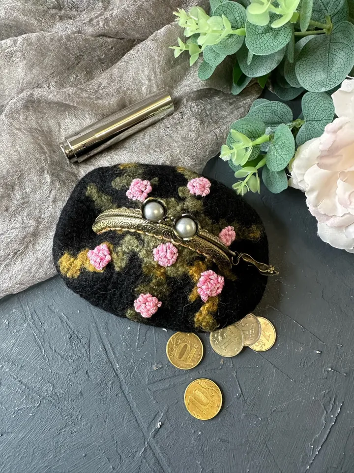Coin purse with embroidery.