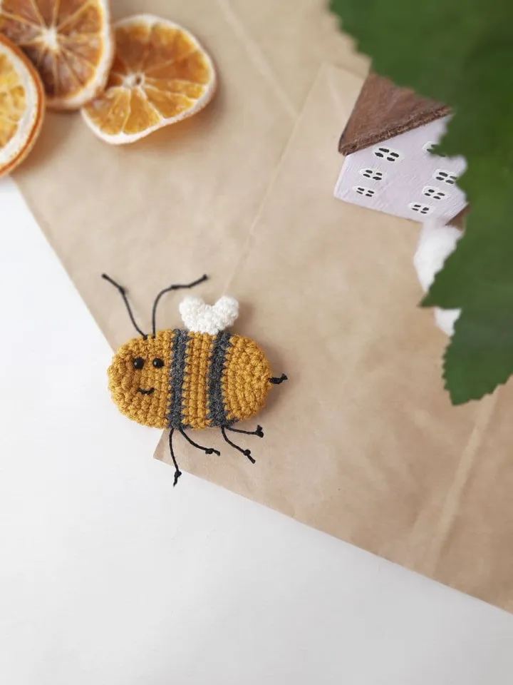 FREE Amigurumi Bee keychein. Bee keychain crochet pattern. Broosh BEE amigurumi PDF pattern
