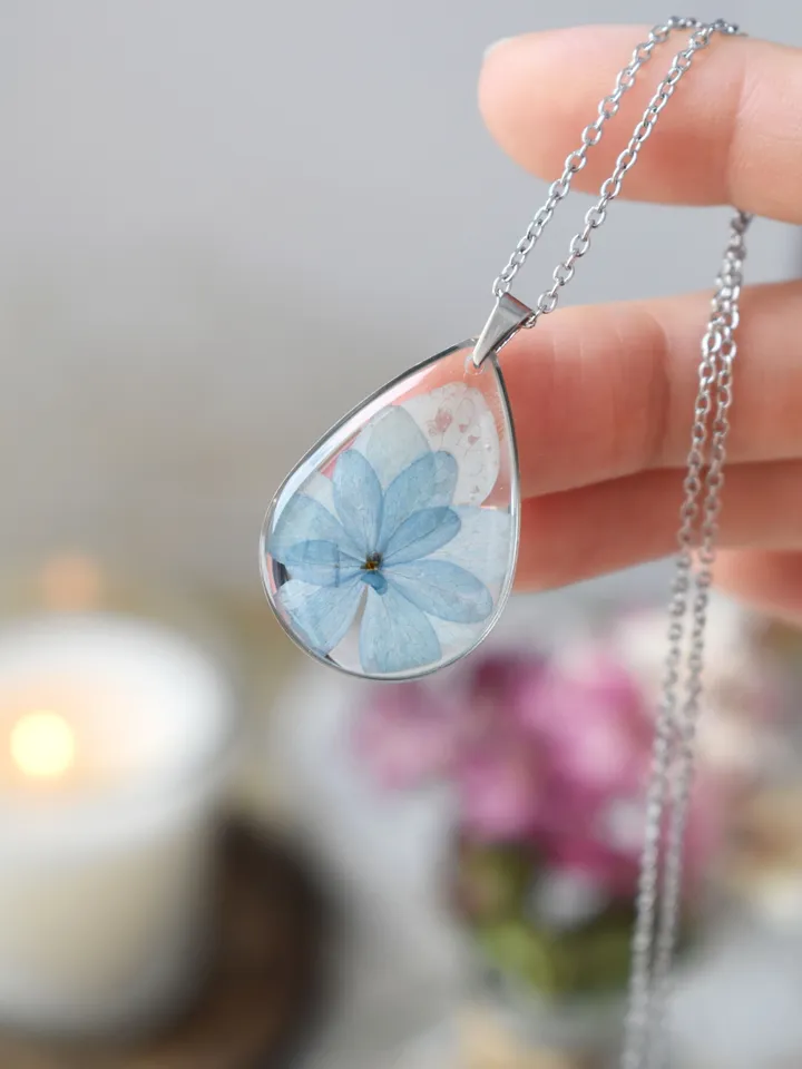Hydrangea Necklace. Hydrangea pendant in resin. Pendant with real hydrangea.