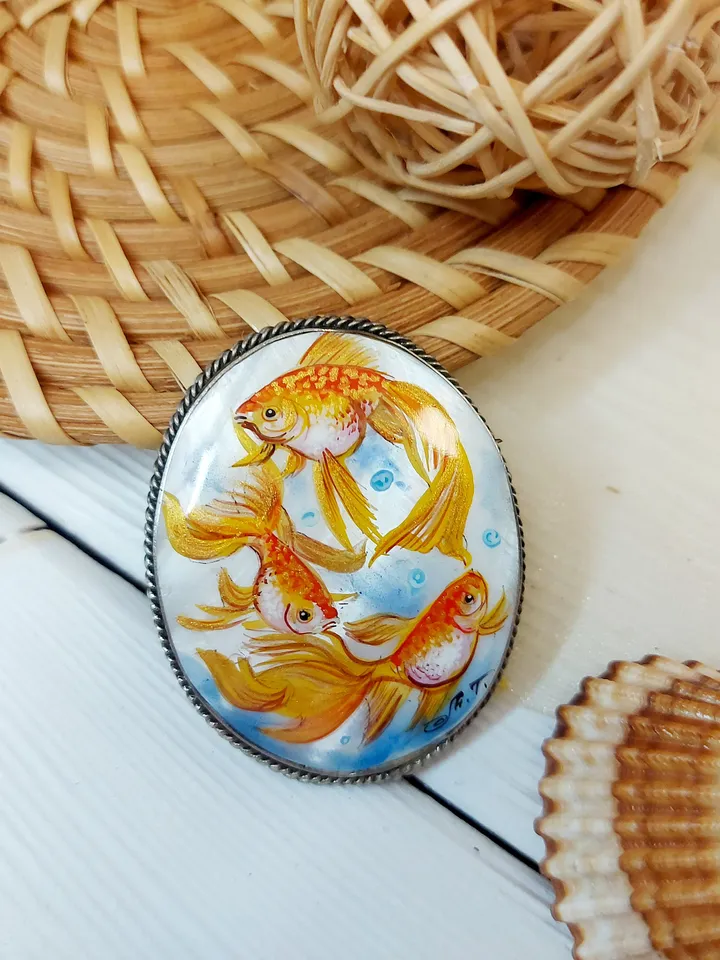 Handmade brooches for women with Lucky Goldfish: hand painted mother of pearl brooch with Guppy fish, elegant shell handmade Goldfıshes pin