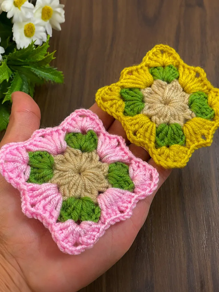 Small Crochet Square Pattern - Beautiful and Easy Granny Squares for Cozy Blankets and Cardigans - Ideal Present for Beginners