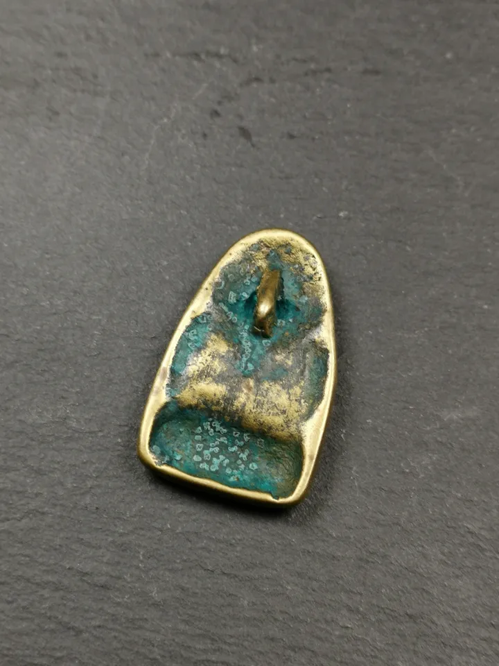 Gandhanra Antique Tibetan Buddhist Amulet, Chenrezig Pendant Badge,32 × 20mm