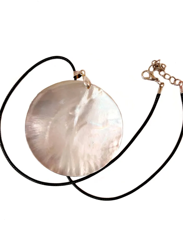 Mesmerizing Ballet Beauty: Captivating Round Mother-of-Pearl Pendant with Hand-Painted Ballerina - An Ode to the Graceful World of Dance