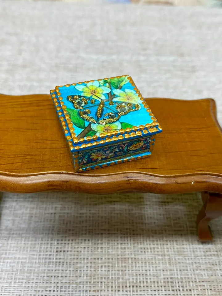 Tutorial. 1:6 and 1:12. Box for a doll house. Miniature doll house.