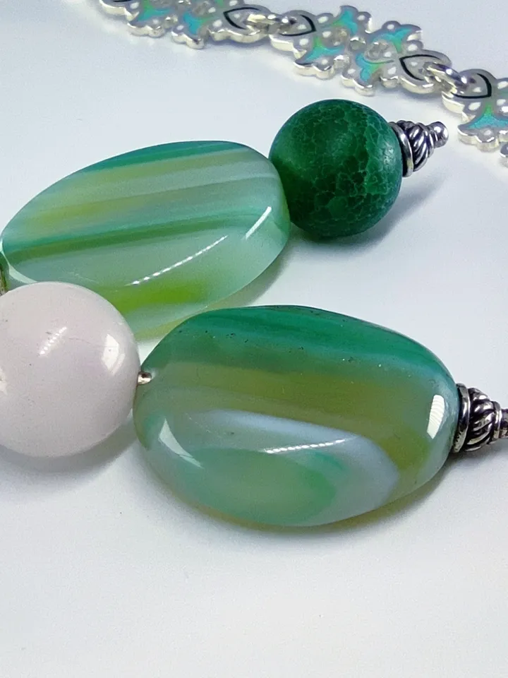 Delicate asymmetrical earrings with natural stones