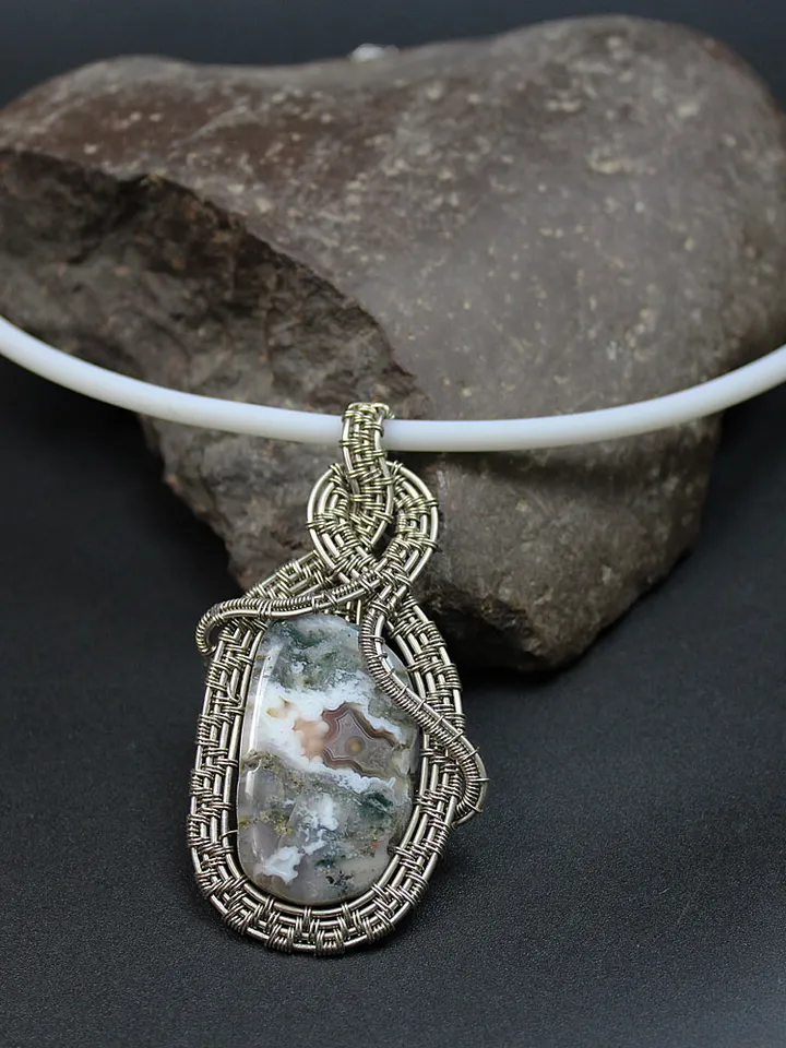 Pendant made of natural agate and wire nesilber.