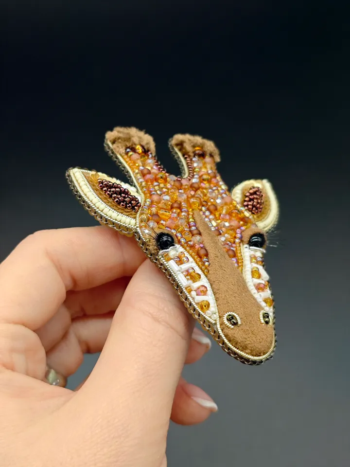 A giraffe brooch made of beads