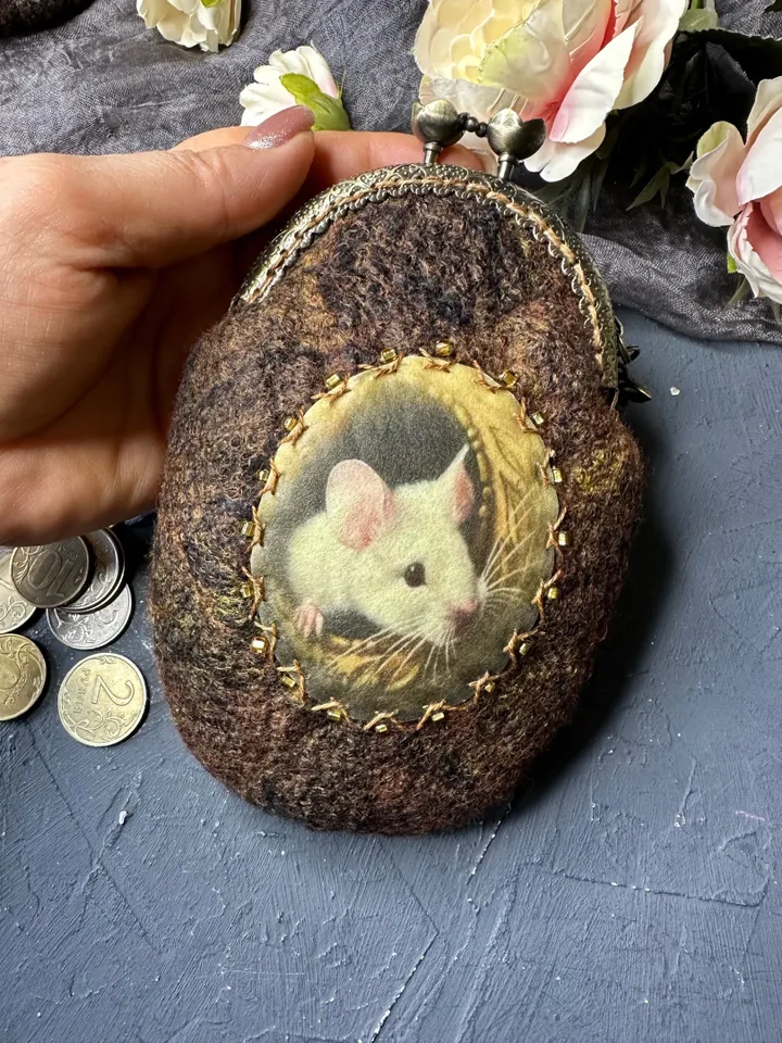 Small wallet for woman White mouse