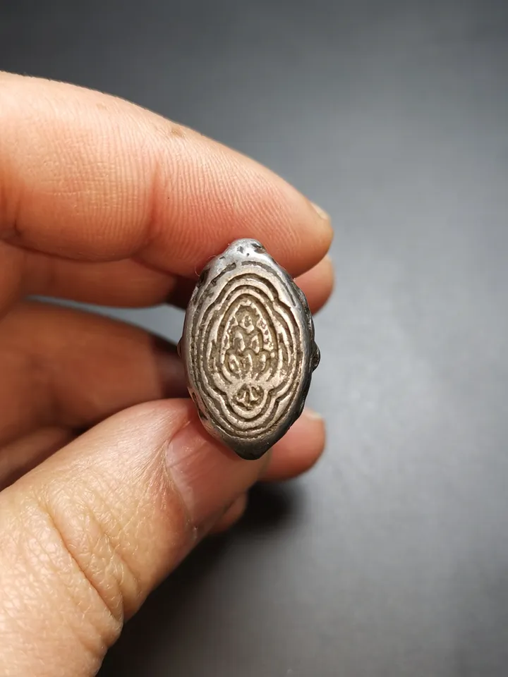 Gandhanra Antique Tibetan Buddhist Amulet,Triratna,Symbol of the Three Jewels,Nandipada Pendant Stamp,Made of Cold Iron,60 Years Old
