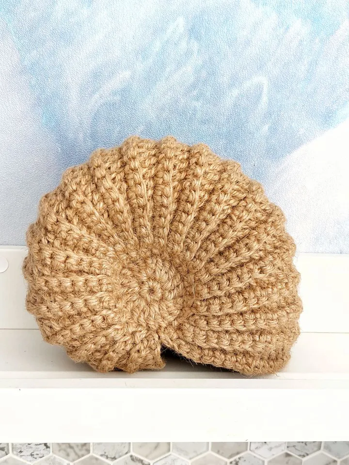 Hanging basket in the shape of an ammonite shell.
Handmade crocheted sea shell made of jute.
Eco-friendly marine-style decor. Use the basket as a planter for small flowers, an organizer for cosmetics, combs and other items.