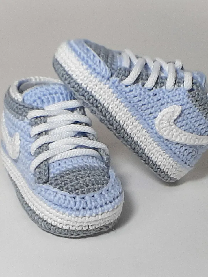 Crochet baby booties grey/blue, fashionable baby shoes, gift for baby boy or girl, coworker baby gift