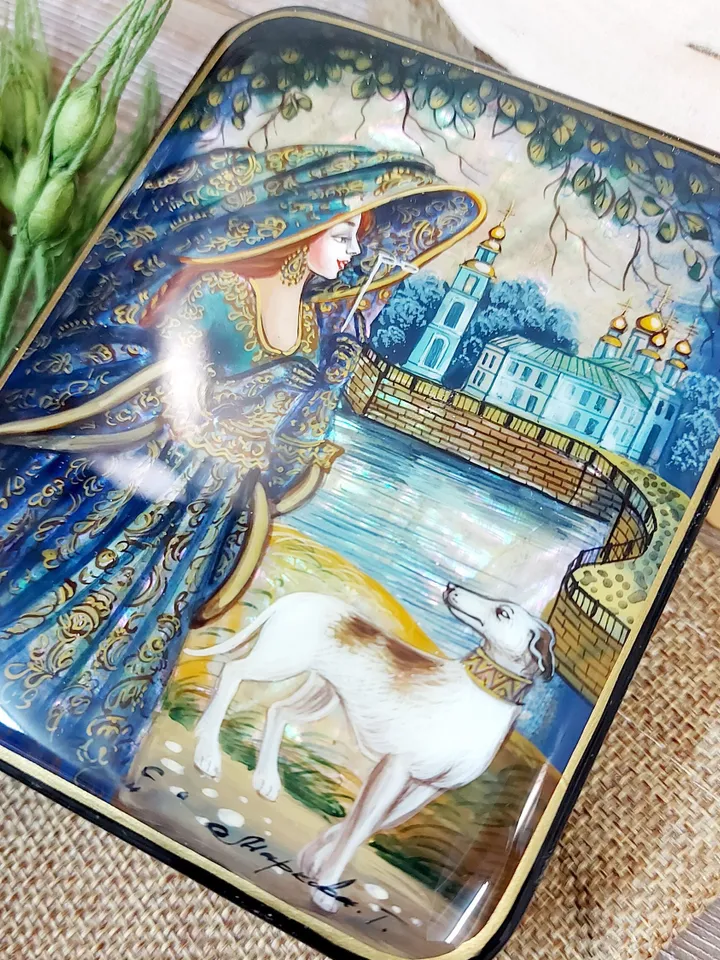 Beautiful Lacquer Box "The lady in the hat", Hand painted miniature painting jewelry box Mother of pearl Papier mache Art gift Fedoskino