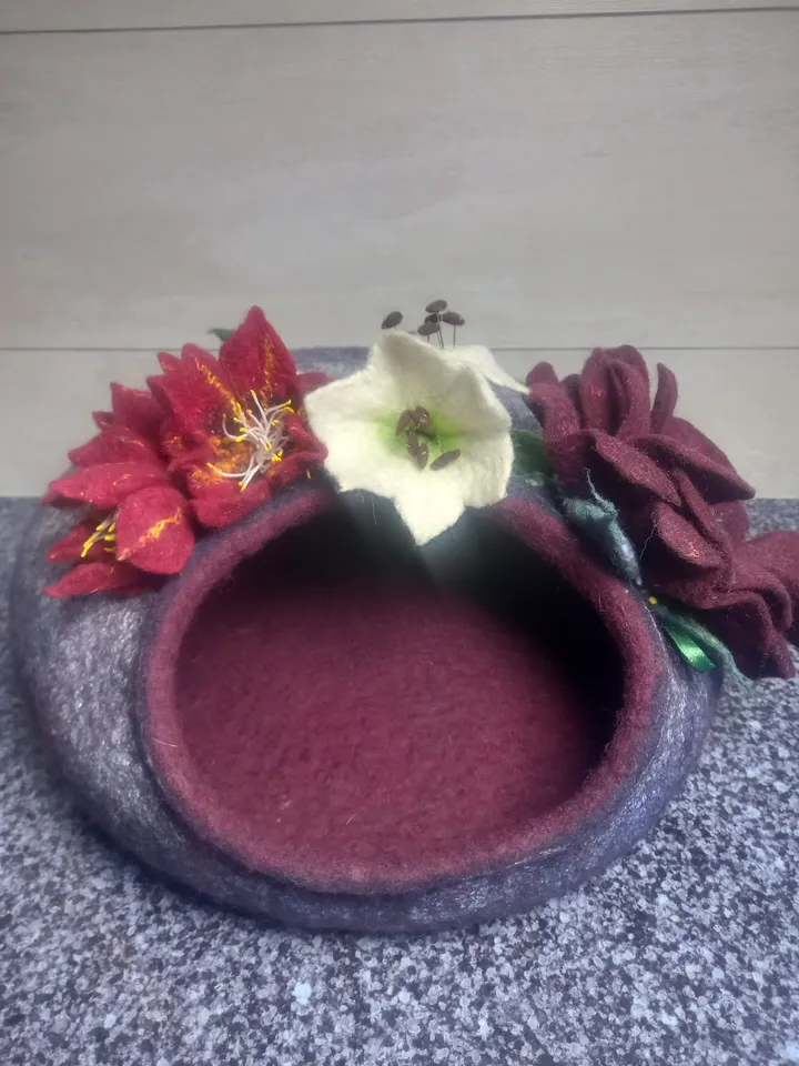 Домики-лежанки для кошек и небольших животных.
