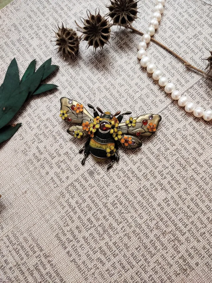 Bumblebee brooch, bee brooch, insect brooch, black and yellow insect jewelry, handmade jewelry