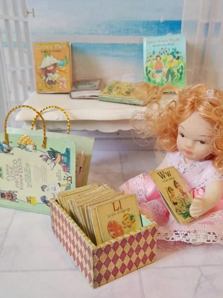 Books. A set of books. 6 items.1:12 scale.