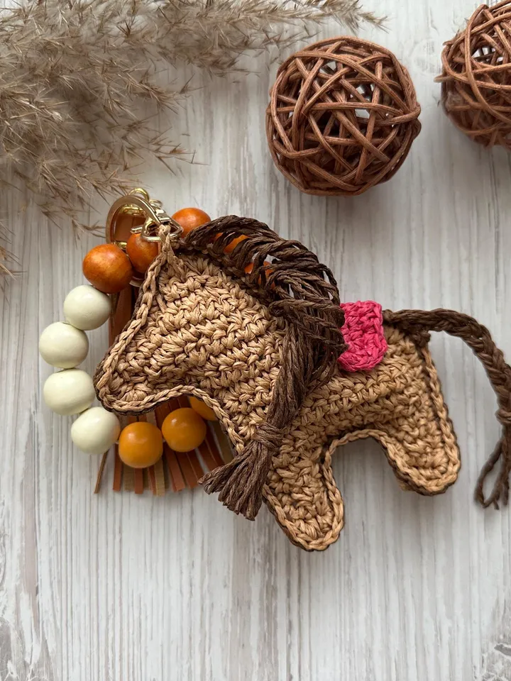 Crochet pattern horse pendant PDF digital instant download and video tutorial, bags charm, pet creature crochet, keychain pony crochet