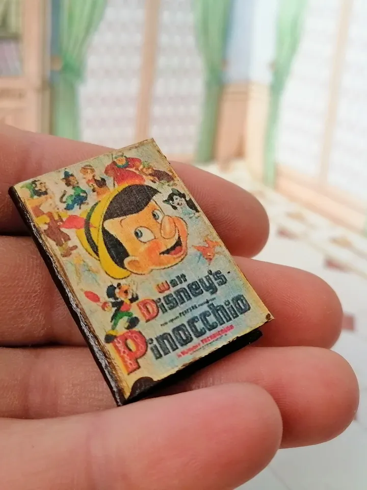 Dollhouse accessories set. Scale 1:12.