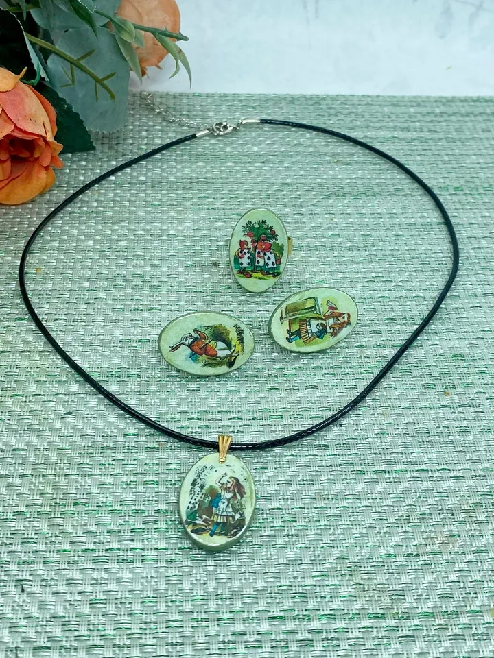 Handmade jewelry set.