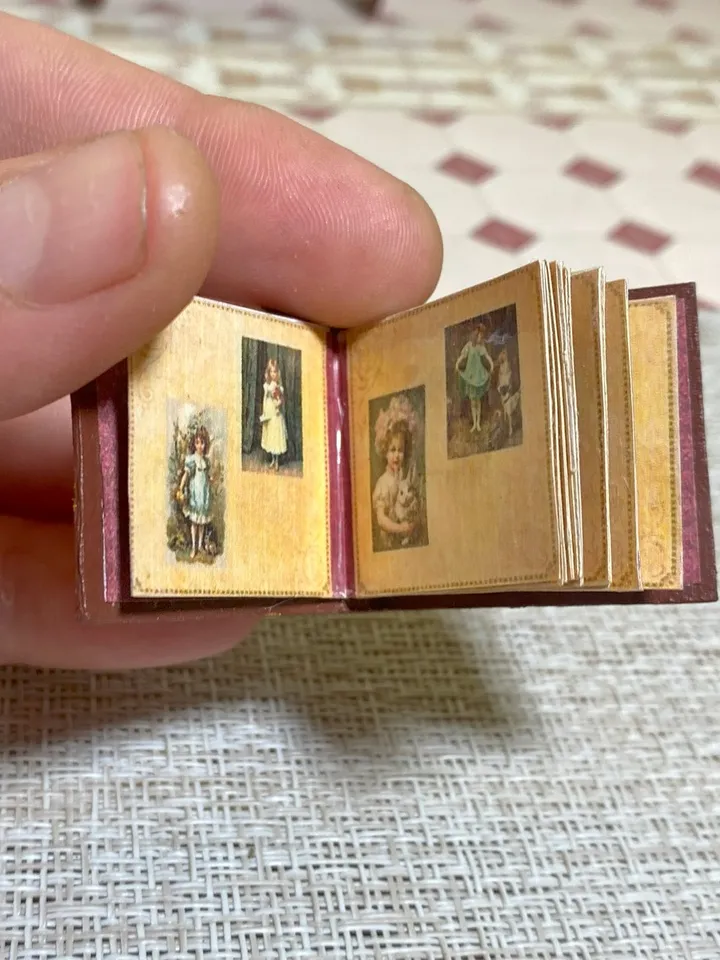 Tutorial on creating a photo album for a doll. 1:12. Dollhouse miniature.