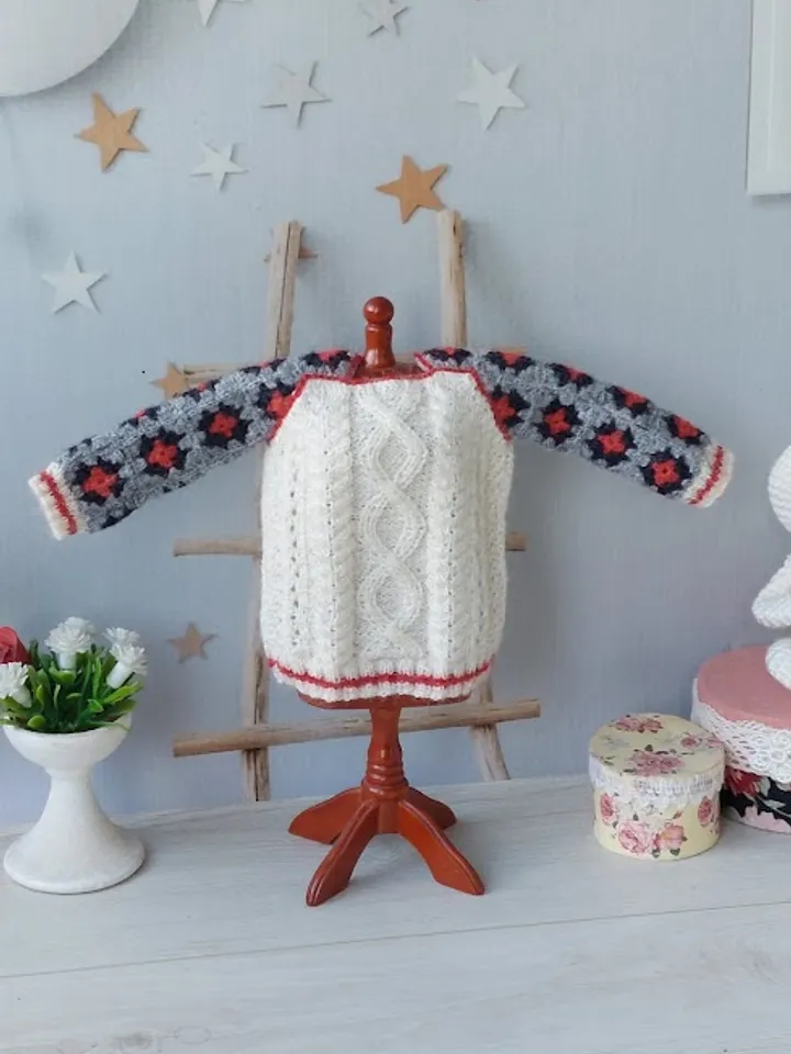 Exclusive sweater for OB22 doll: a unique handmade accessory