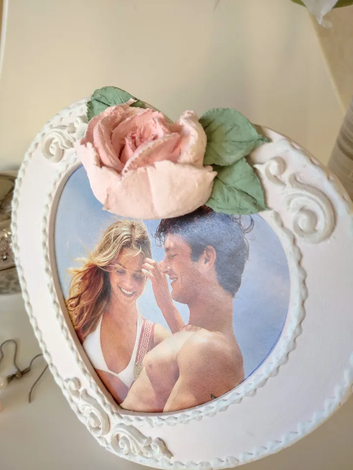 Heart-shaped photo frame in pink color with rose Small pink photo frame Picture frame Love photo frame Shabby chic Picture frame Valentine's Day gift Mothers day gift Birthday gift
