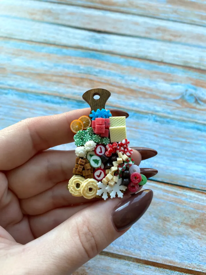 Magnet Miniature Christmas Charcuterie board with Polymer Clay Souvenir
