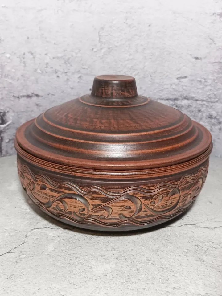 Pottery casserole 84.53 fl.oz Handmade from red clay, carved pattern