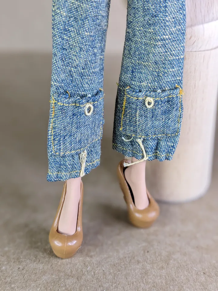 Gray T-shirts or jeans for 10.5-inch female dolls (MH, EAH)