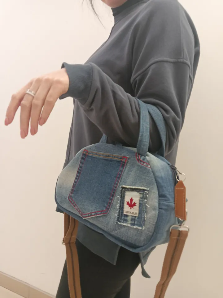 Cute denim shoulder or crossbody bag made of recycled jeans.
Nice denim Boston bag, on a belt, with 5 pockets, crossbody or shoulder, light only 275 grams, the strap is detachable. you will not see such a bag anywhere else. size 26 * 18 * 11 cm.