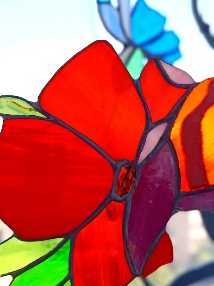 Wildflower Bouquet on Round Stand, Stained Glass Wildflowers, Meadow Flower Bouquet on Stand, Glass Flower Arrangement, Tiffany Glass Wildflower Decor, Wildflower Bouquet Sculpture, Floral Bouquet on Round Base