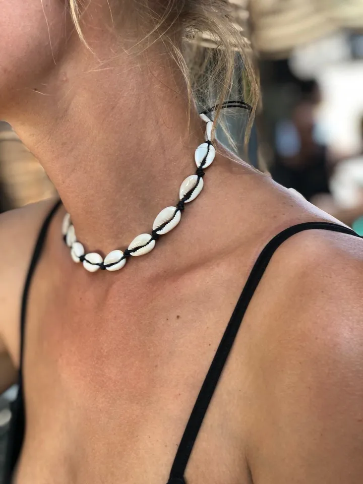 Shell choker necklace, cowrie chocker, black shell adjustable necklace choker, shell jewerly, boho jewelry, coachella style jewelry necklace