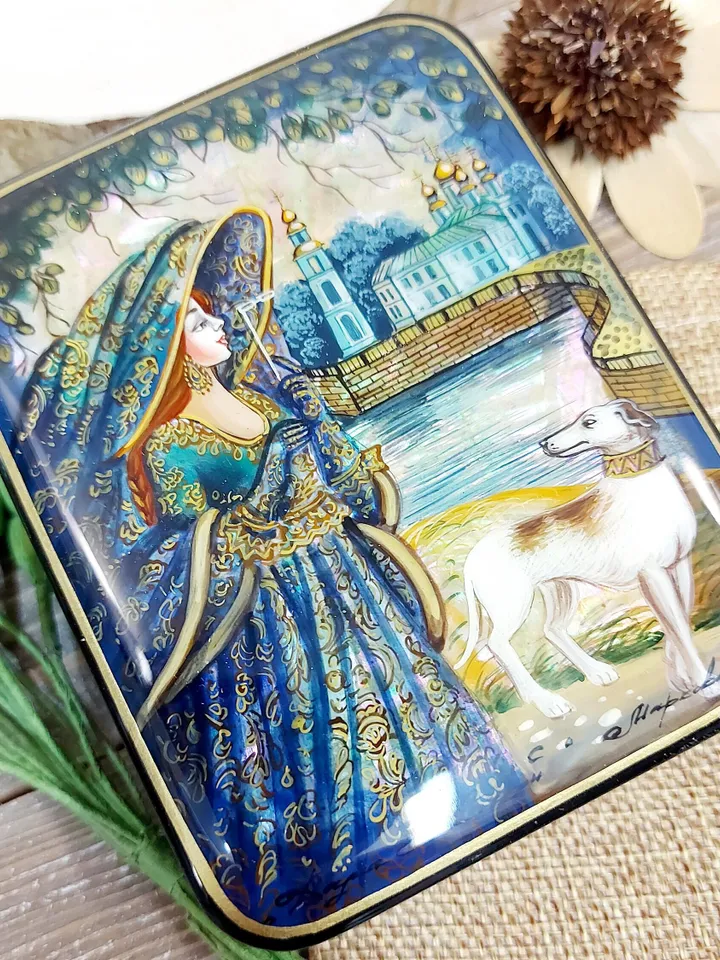 Beautiful Lacquer Box "The lady in the hat", Hand painted miniature painting jewelry box Mother of pearl Papier mache Art gift Fedoskino
