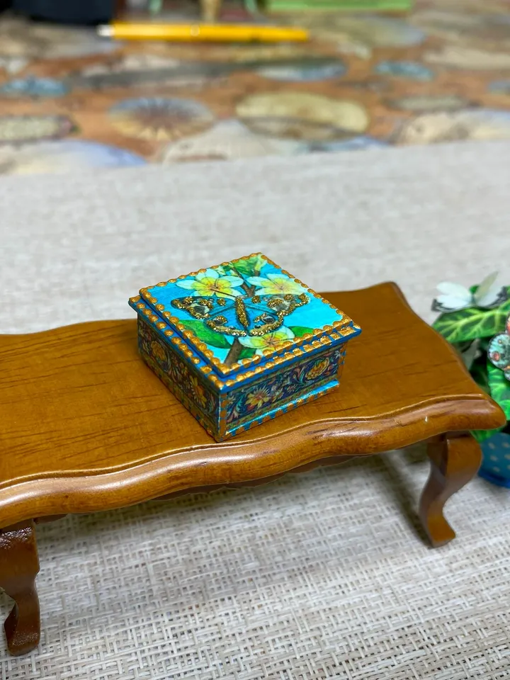 Tutorial. 1:6 and 1:12. Box for a doll house. Miniature doll house.