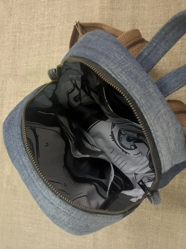 Denim backpack with 100 percent cotton lining, handmade, recycled jeans, 5 pockets on the outside, 2 deep pockets on the inside, strong webbing straps, decorated with a label and genuine leather on the zipper puller. size: height 30 cm. *25*12cm