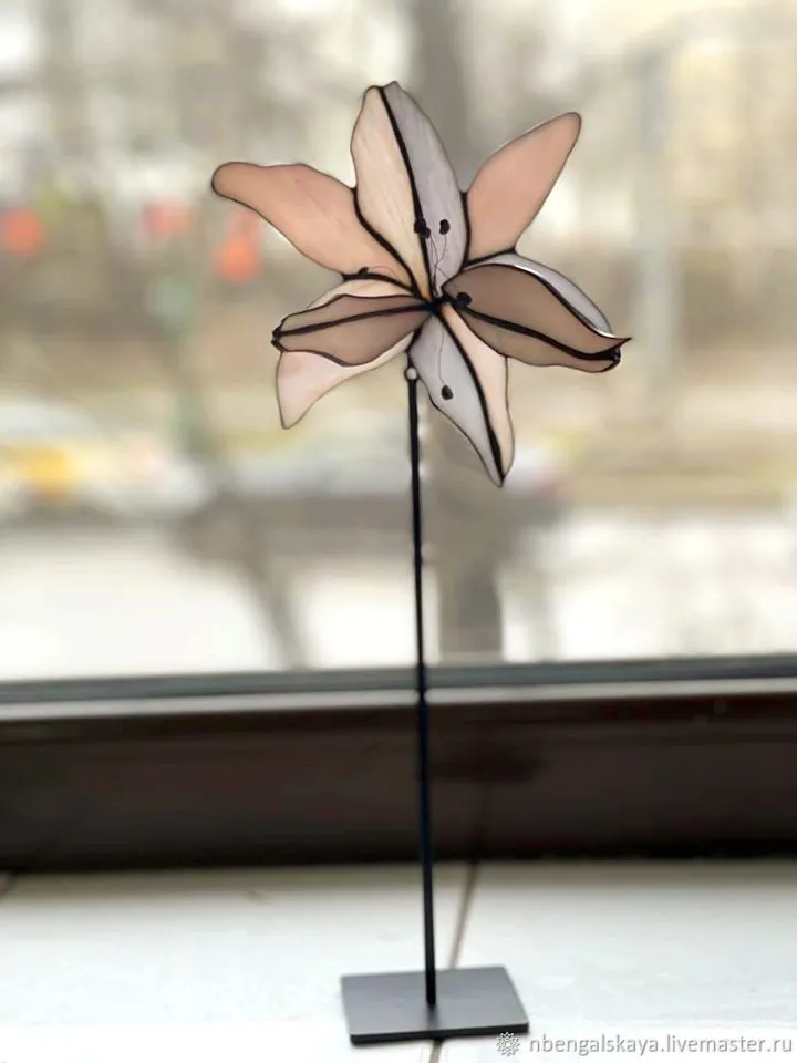 Stained Glass: Lily on a Stand, Graceful Lily – Glass Flower on Base, Lily Blossom – Tiffany Glass Sculpture, Elegant Lily – Decorative Glass Art, Delicate Lily – Handmade Glass Accent, Tiffany Lily – Floral Stained Glass on Stand