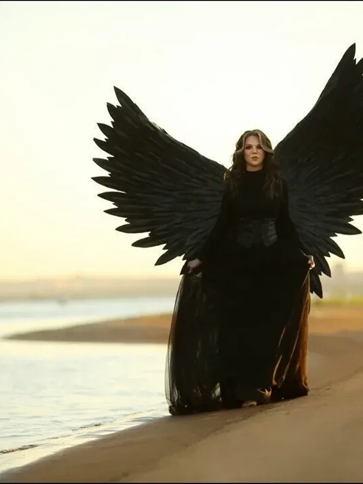 black angel wings, angel wings. wings of maleficent, maleficent cosplay, wings for halloween