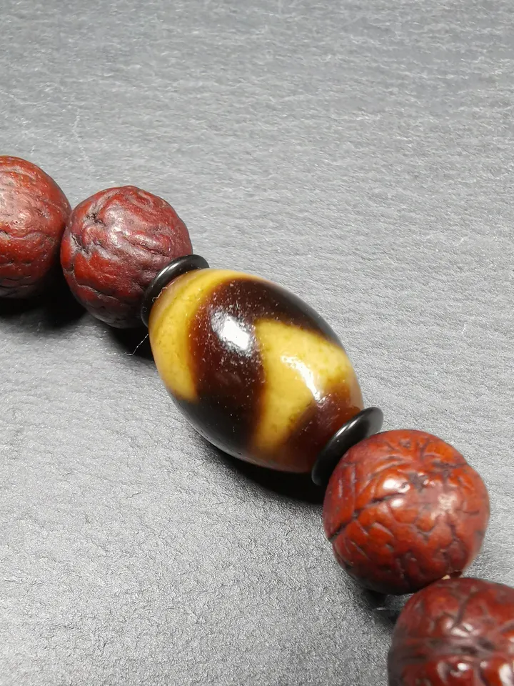 Gandhanra Unique Tibetan Dalo Dzi Bead Wrist Mala,Old Tiger Tooth Dzi with Bodhi Beads Bracelet