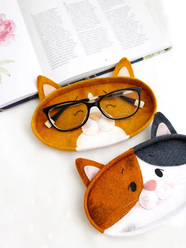 Felt cats eyeglasses holders hand sewing PDF tutorial with patterns. DIY spectacles holder. Handmade pets and book lover gift. Glasses wearer present