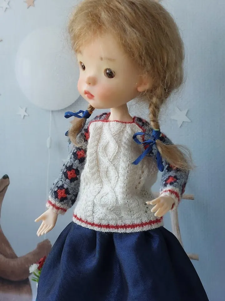 Exclusive sweater for OB22 doll: a unique handmade accessory
