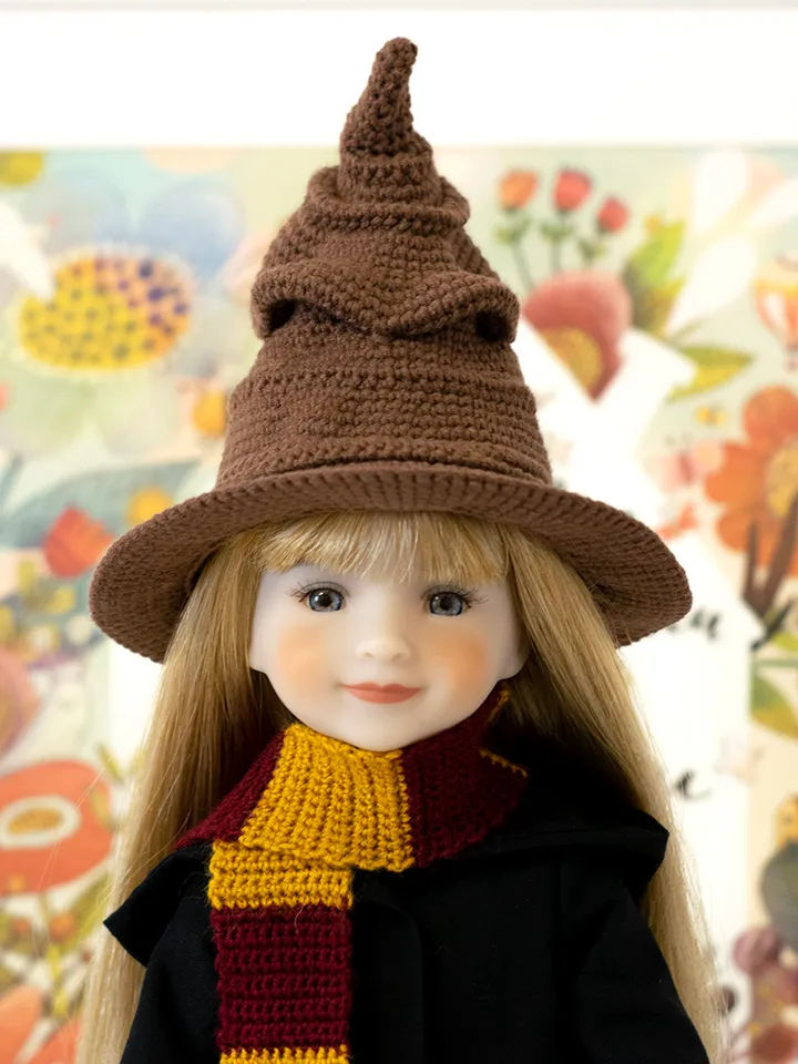 Miniature crocheted realistic sorting hat for dolls and toys for Halloween or Christmas, gift Harry Potter lovers